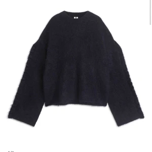 arket tröja  - Mörkblå arket tröja som är helt ny och använd en gång. Inga defekter och sitter perfekt på en s eller xs