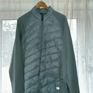 Grå jacka med dragkedja - Lager 157 jacka, Perfekt till stallet på sommaren elr våren! Aldrig använt