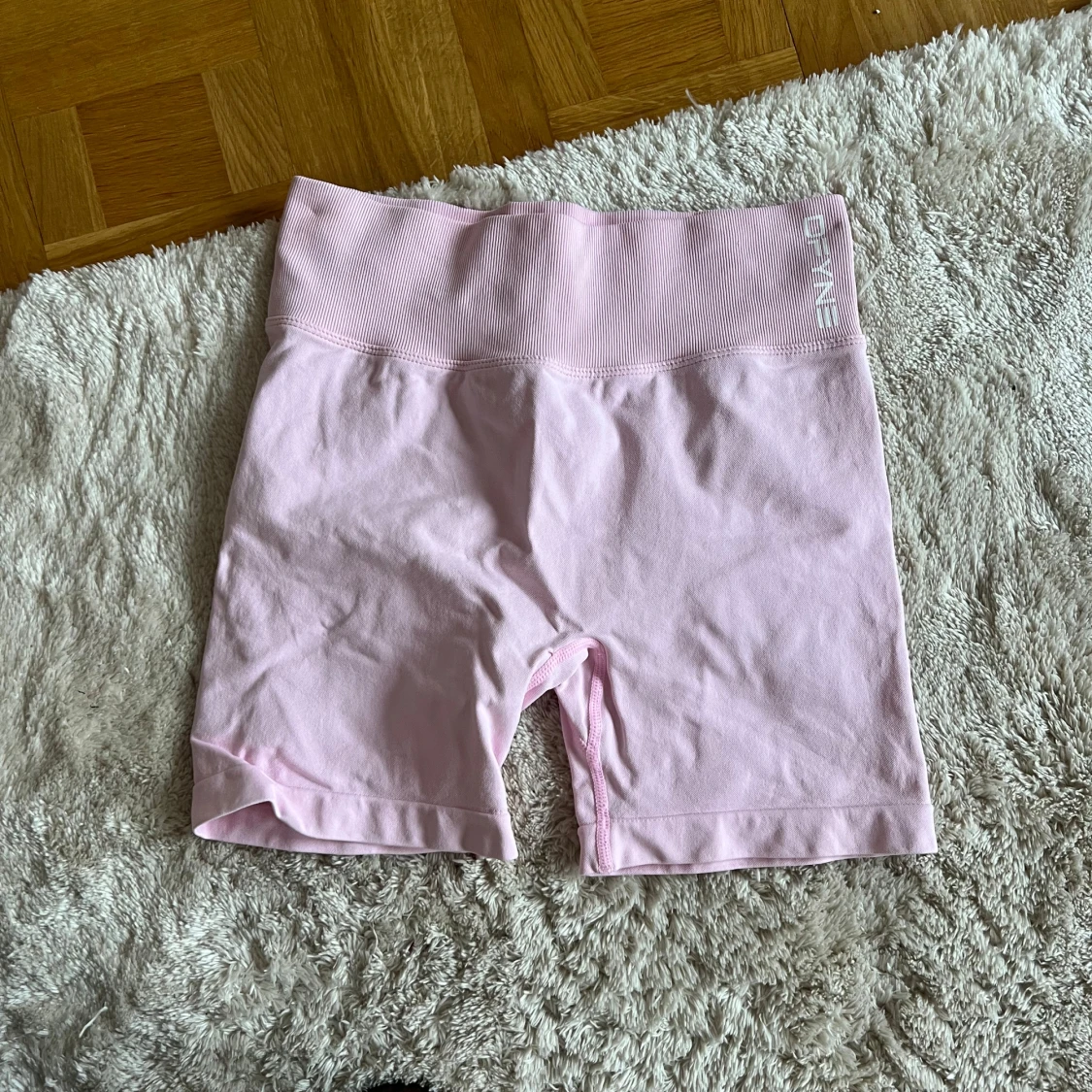 Rosa träningstights från DFYNE