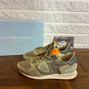 Philippe Model skor - Riktigt Snygga skor från Philippe Model med orange detaljer. Skorna har en unik design och är väldigt coola. Inget og. 8