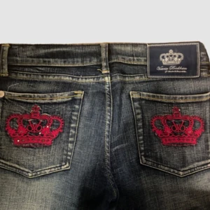 Jeans med broderade detaljer från Victoria Beckham/Rock & Republic  - Snygga jeans från Rock & Republic designade av Victoria Beckham. Dem är low waist och bootcut