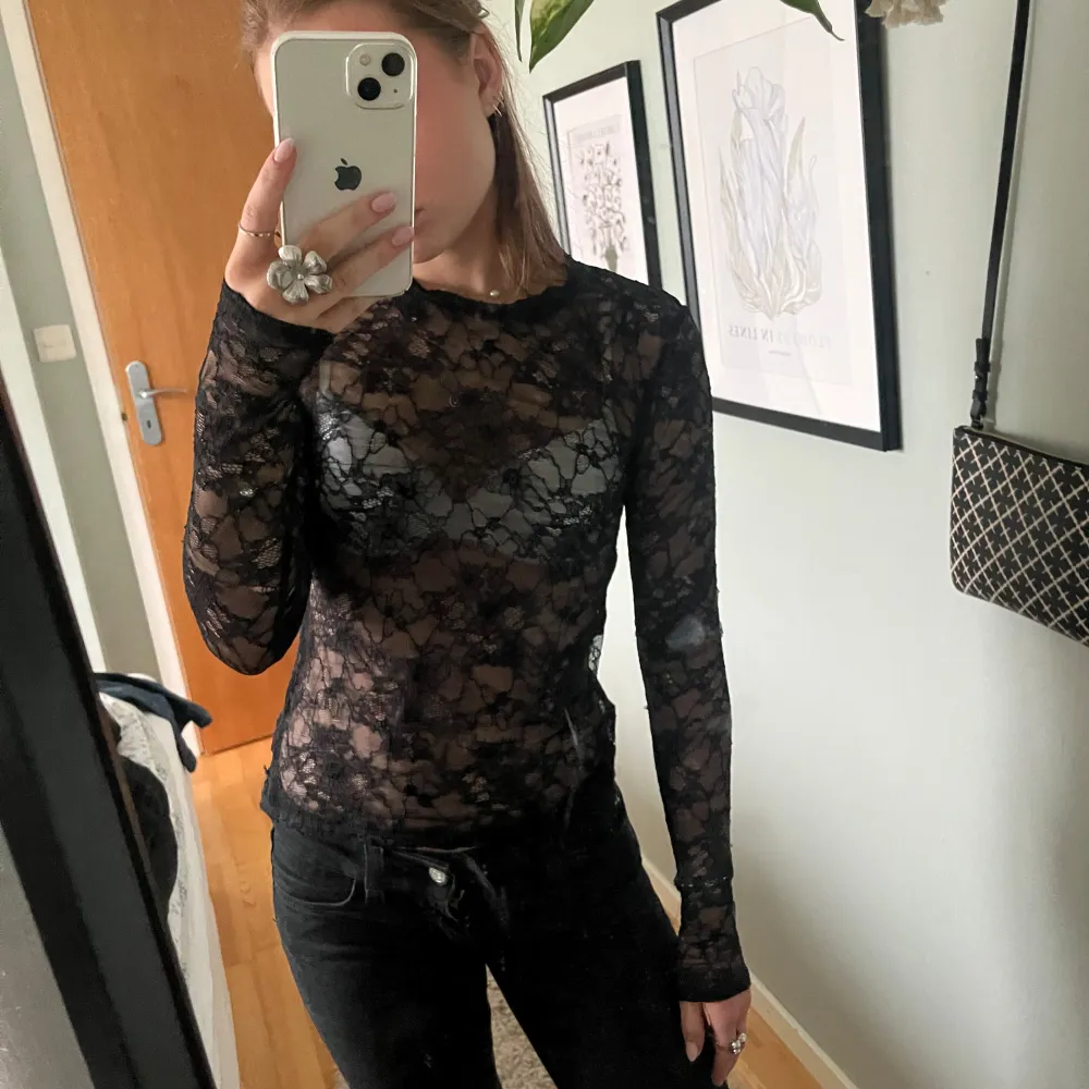 Säljer denna perfekta fest toppen från Lindex! Den är i spets och har ett hål vid handleden på ena ärmen, men är ingenting som syns då ärmen skrynklar ihop och döljer hålet!🤍 Är i storlek S men passar också xs. Yläosat.