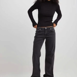 Svarta jeans NAKD - Säljer dessa superfina jeans från NAKD då de inte passade så bra tyvärr 💞 de är köpta från vinted men i bra skicka ❣️❣️❣️❣️original pris är 699 kr 💗