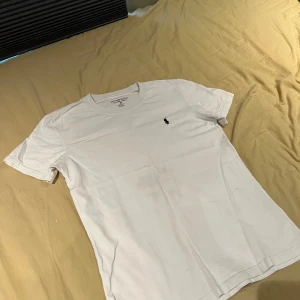 Vit Ralph Lauren T-Shirt - Denna T-shirten e så jäkla skön med bomulls materialet i den. Väldigt bra skick.