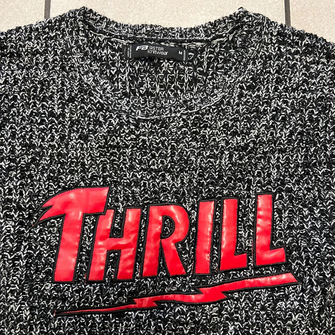 Svart och vit stickad tröja storlek M - 1