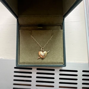 Halsband med hjärthänge från Maria Nilsdotter - Jättefint Maria Nilsdotter halsband i guld . Längd 40 