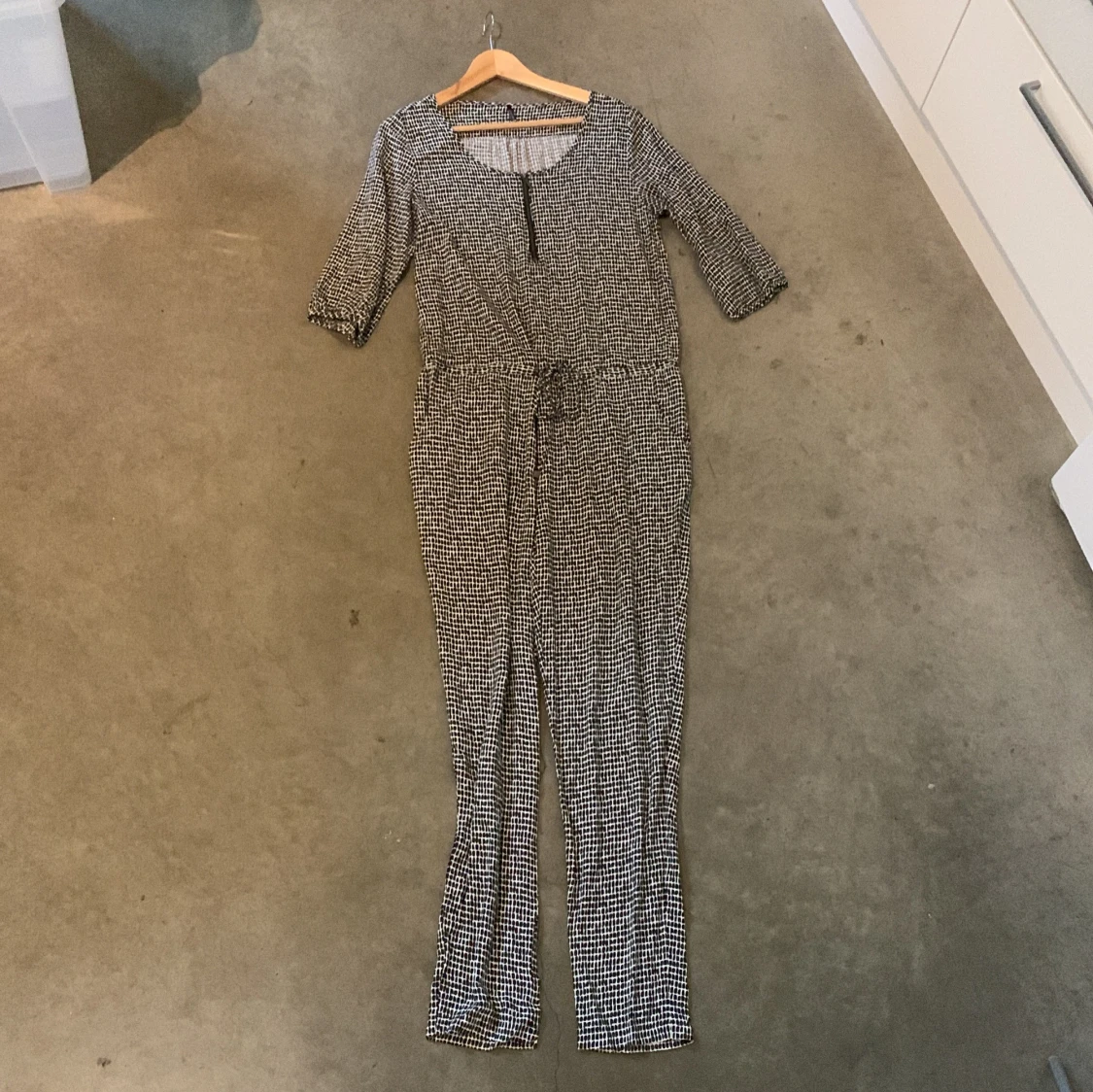 Mönstrad jumpsuit med knytband och fickor