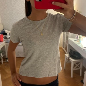Bikbok T-shirt  - Kom privat om ni undrar något💗😊