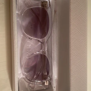 Chimi glasögon  - Så snygga chimi glasögon i färgen clear och modellen 02! Helt oanvända. Säljer pga används inte. Ser nästan exakt ut som modellen 04. De är lite lila tonade glas som är så najs för då får bågarna lite mer färg också! Pris kan diskuteras 💗