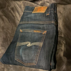 Mörkblå jeans från Nudie Jeans - Säljer ett par mörkblåa jeans ifrån Nudie jeans. De är i storlek W30 L34 och sitter Slim. Priset kan diskuteras.