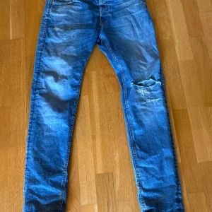 Blå Jack and Jones ripped jeans - Säljer dessa ljusblåa ripped jeans för ett mycket bra pris (skick 7/10)