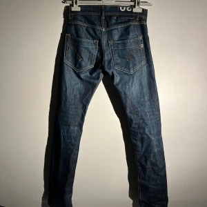 Jeans från Dondup - Säljer ett par snygga jeans från Dondup. De är i storleken 30/32. Mycket bra skick, knappt använda. Kontakta mig vid minsta fråga🙌