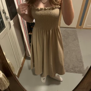 Sommarklänning  - En beige sommarklänning med ribbad byst. Perfekt till sommaren☀️🔥 Köpt från hm i storlek S💖
