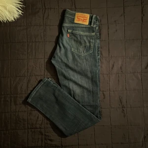 Levis 511 jeans - Säljer ett par feta Levis jeans i storlek 30/32. Säljer den efter de är för små för mig. De ser ut som nya. Har inga defekter. Modell 511.
