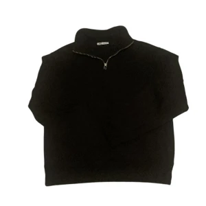 Svart ZARA Halfzip - Tja, säljer nu denna svarta Zara halfzipen. Jag använde BG Remover därefter är bilden inte det bästa men ni kan skriva om ni vill ha en bild med bakgrund eller om ni har minsta fundering. 