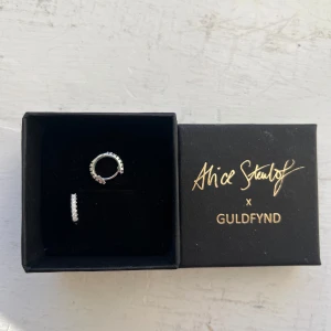 Silverörhängen från Alice Stenlöf x Guldfynd - Snygga silverörhängen från Alice Stenlöf x Guldfynd. De är små och eleganta med en glittrig design som passar perfekt för att ge en extra touch till din stil. Kommer i en stilren svart ask med guldtext. Silver 925, oanvända, skicka meddelande för mer info :)