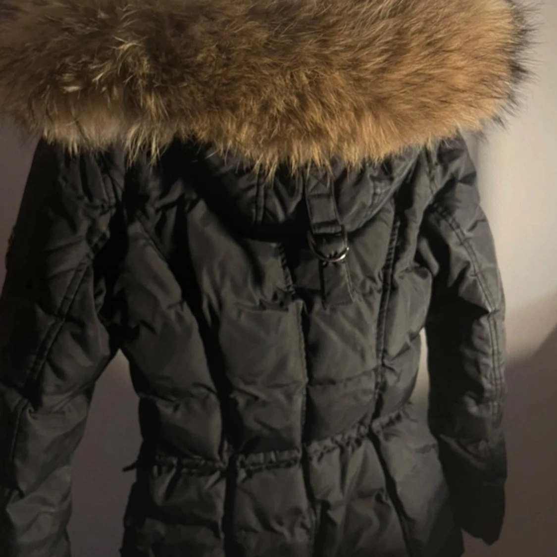 Svart parkajacka med pälsdetaljer - 2