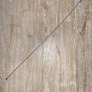 Silverfärgat halsband - Elegant och enkelt silverfärgat halsband med en tunn kedja. Perfekt för att lägga till en subtil glans till din outfit. Kedjan har en klassisk låsning som gör det lätt att ta på och av.