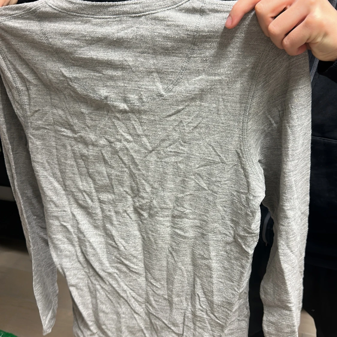 Grå långärmad tröja med knappar - 1