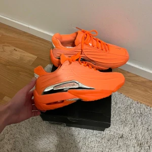 Orange sneakers från Nike NOCTA - Receipt is available!! Snygga och iögonfallande orange sneakers från Nike NOCTA med silverdetaljer. Skorna har en modern design med snörning och en bekväm passform. Perfekta för dig som vill sticka ut med stil. No box 
