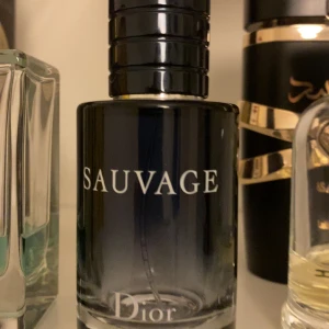 Sauvage parfym från Dior - Säljer en elegant och maskulin parfym flaska, Sauvage från Dior, i en stilren svart flaska. Flaskan rymmer 75 men det är 0ml kvar?