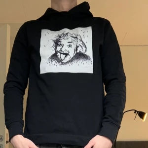 Svart Limitato hoddie - Säljer en svart hoodie från Limitato.             Sitter som storlek S/M passar mig och är runt 185. Ganska slim fit. Köpte den på plick, men har knappast använt den. Den är i väldigt bra skick.                                                    Skriv om ni undrar något📩