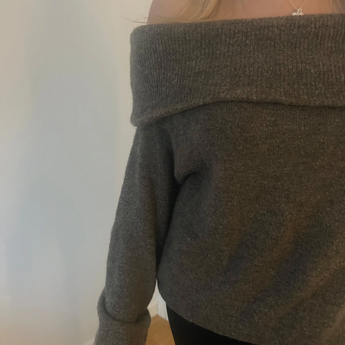 Brun offshoulder stickad tröja - 1