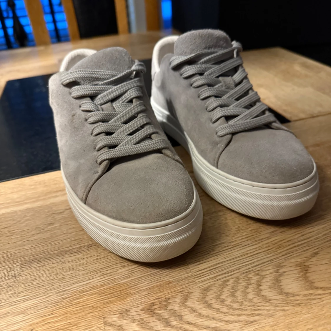 Grå mockasneakers - 1