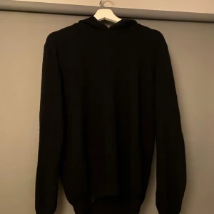 Oscar Jacobsson Pascal hoodie (svart) - Säljer Oscar Jacobsson Pascal hoodie i färgen svart, kvalite 9/10. Pris kan diskuteras vid snabb affär!