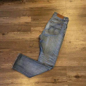 Blåa Tiger of Sweden jeans - Säljer dessa näst intill oanvända Tiger of Sweden jeans. Jeans modellen heter Pistolero. Jeansen är i storlek 29/32. De är av en mer slimmad passform, men inte överdrivet tighta. Modellen på bilderna är 170 cm. Nypris 1500kr, priset är ej hugget i sten. Skriv vid minsta fråga eller intresse