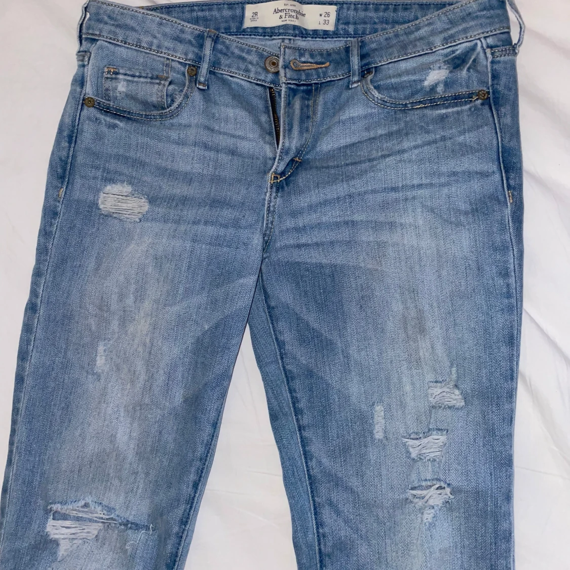 Skitsnygga Blå jeans med slitningar - 1