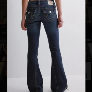 True Religion mörkblå bootcut jeans  - Snygga mörkblå bootcut jeans med låg midja och dekorativa sömmar på bakfickorna. Perfekta för en avslappnad stil med en touch av retro. Storlek 29, Jag är 176 och de passar perfekt, problemet är att de passar inte mig på midjan. Priset kan diskuteras!💕