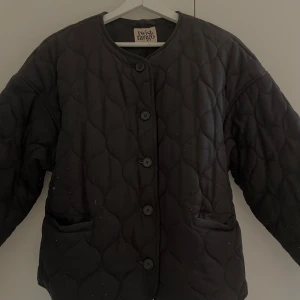 Svart  jacka från Twist & Tango -  Svart  jacka från Twist & Tango. Storlek 38 men passar mig som vanligtvis har 36. Sparsamt använd dock något nopprig.