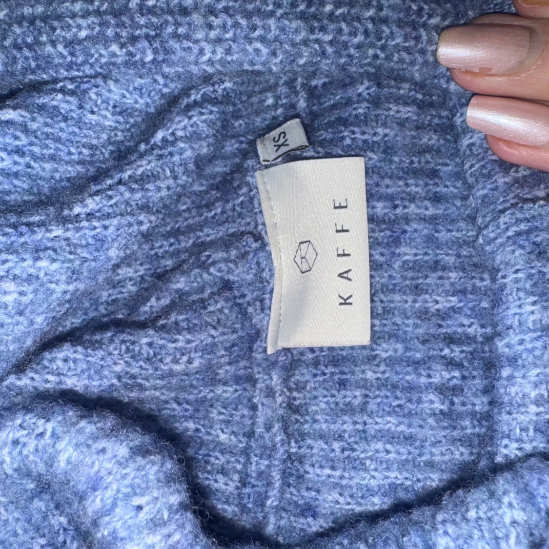 Blå stickad hoodie från Kaffe - 1