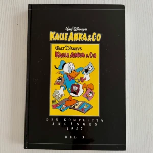 Kalle Anka & Co: Den kompletta årgången 1957 Del 3 - Säljer en bok från Walt Disney's Kalle Anka & Co-serie, 'Den kompletta årgången 1957 Del 3'. Boken har en svart omslag med en färgglad illustration av Kalle Anka på framsidan. Perfekt för samlare och fans av klassiska serier.