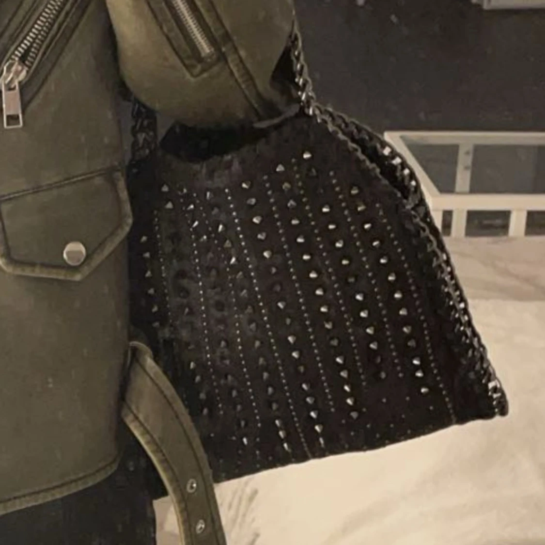 Svart axelväska med nitar - 1