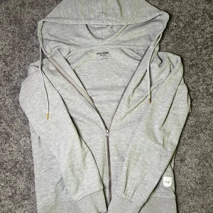 Grå hoodie från Jack & Jones - Zip hoodie från Jack and Jones || M || nypris: 599kr || mitt pris: 75kr