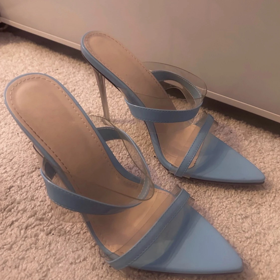 Blå klackskor med transparenta detaljer - 1