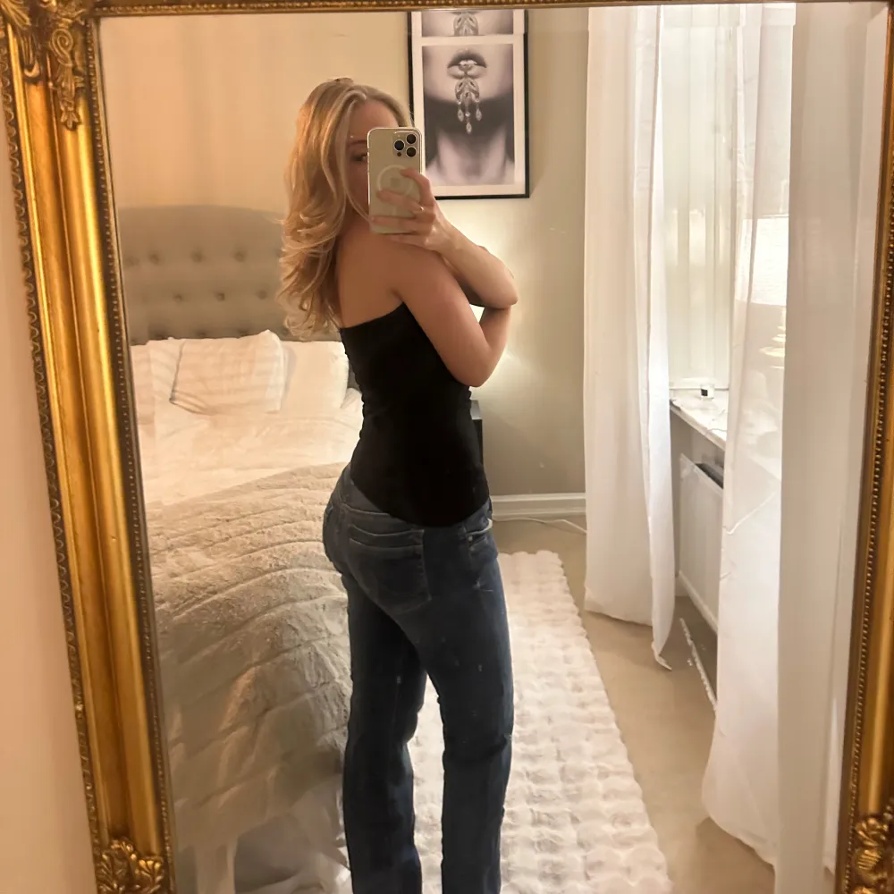 Ett par blåa lågmidjade ltb jeans, passar mig som har 27 men de står 29 dom är dock tvättade så dom sitter som 27☺️ Även uppsprättade där nere men ingen som direkt syns😊I modellen valerie. Farkut & Housut.