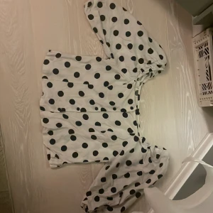 Jätte trendig prickig topp  - Jätte fin topp/blus!