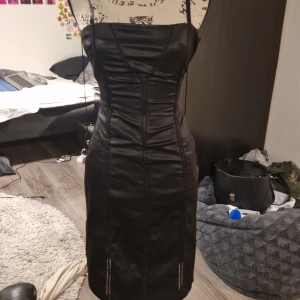 Svart gothklänning - Skitnsygg gothig klänning ifrån hm, sitter ganska tight runt kroppen men passar mig som xs/s😽