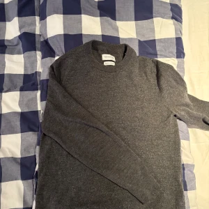 Grå merinoulltröja från These Glory Days - Säljer en stilren grå tröja i merinoull från These Glory Days. Säljer pga för liten.