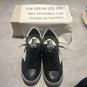  Golden Goose skor  - Tvär snygga svarta skor. Säljer dom då de inte passar mig använt dom två gånger riktigt bra skick äkta✅. Om du undrar nåt så är de bara att skriva. Pris kan diskuteras.