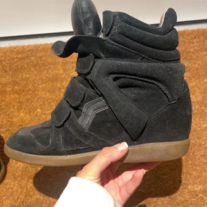 Isabel Marant skor - Trendiga Isabel Marant skor! Kolla alla bilder och hör av dig vid frågor! Storlek 37 men passar även en 38! pris kan diskuteras vid snabb affär. SKRIV INNAN DU KÖPER