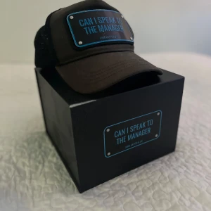 John Hatter & Co keps - John hatter keps, (svart)  med texten 'Can I Speak to the Manager' skick 7/10. Har du frågor tveka inte att kontakta mig😁