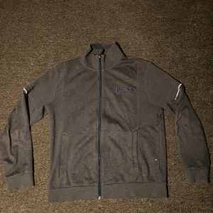 Hugo Boss tröja - Säljer en snygg mörkblå tröja från Hugo Boss, haft den ett tag men inte använt den då den är för kort på mig, ny pris ligger runt 2000kr och säljer för 599 som är ett bra pris skulle jag säga skriv om de några frågor/ Theo 