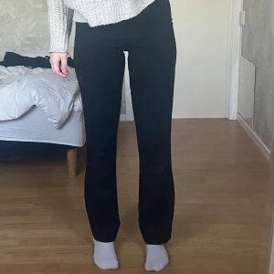 Svarta kostymbyxor - Snygga svarta kostymbyxor från Anna Holtblad. De har en dragkedja på sidan som tyvärr är lite trasig (bild 2) och kan därför vara lite svår att dra upp‼️ Säljer då de har blivit för små för mig. Hör av dig vid frågor!!❤️