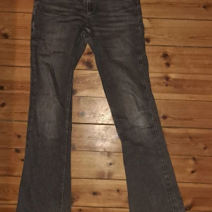 Grå jeans från Gina Tricot - Snygga grå jeans från Gina Tricot med en klassisk design. De har en knapp och dragkedja framtill samt fem fickor. Perfekta för en avslappnad stil.