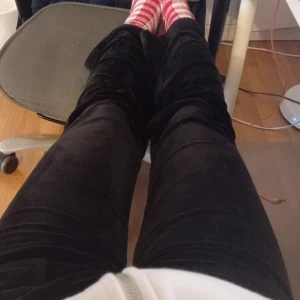Svarta sammetbyxor - Mysiga svarta byxor i sammet med en bekväm passform. Perfekta för en avslappnad dag hemma eller en lugn promenad. Byxorna har en mjuk och skön känsla mot huden.