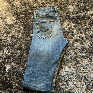 Blå jeans från Replay - Snygga blå jeans från Replay med klassisk femficksdesign och en bekväm passform. Perfekta för en avslappnad stil. Tillverkade i ett slitstarkt material som ger en tidlös look. Storlek 158 cm. Framsida innerfickor är sönder men inget som syns på utsidan och inget som man stör sig speciellt mycket på, går att laga lätt. 